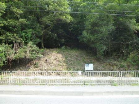 香芝太子線703号を挟んで見た磨崖仏の写真
