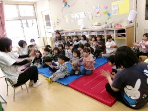 手遊びをしているところ
