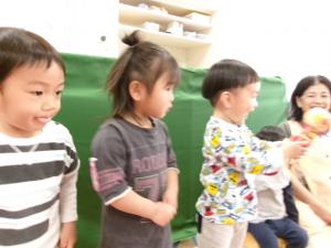 新入所児が自己紹介しているところ