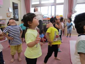 「かえるのたいそう」を踊っているところ