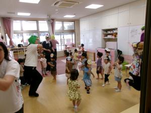 にんじゃ音頭を踊っているところ