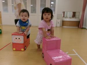 箱車を押しているところ