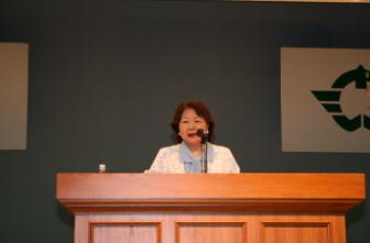 評論家の樋口恵子さんによる記念講演の様子