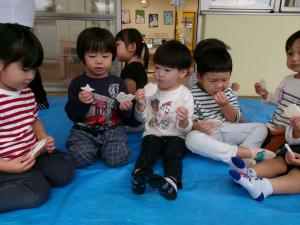 テラスでおやつを食べるうさぎ組のこどもたち