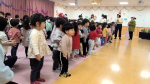 クリスマスソングを歌っているところ