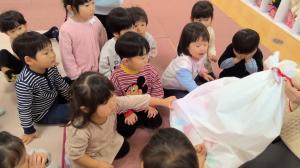 袋を触っているところ