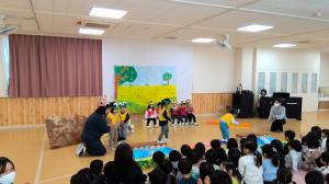 一本橋を渡っているところ
