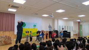 「どうぶつでんしゃ」を踊って退場するところ