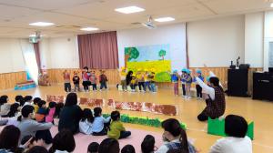「ちいさなにわ」の手遊びしているところ