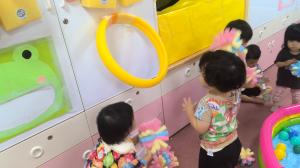 スポンジボールを投げているところ