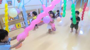 風船で遊んでいるところ