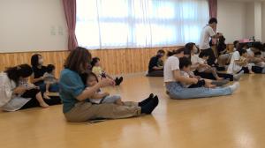 ふれあい遊びをする写真