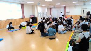 手遊びをする写真