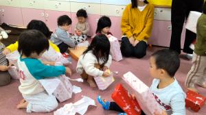 プレゼントの箱を開ける①