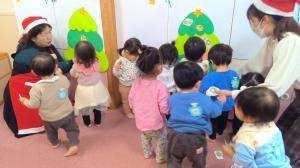 ツリーに飾り付け①