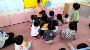 絵本を見ている写真