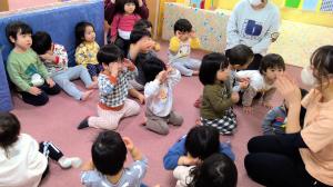 手あそびをしている写真