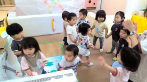 「つきよのぽんちゃらりん」を踊っている写真