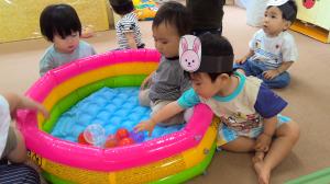 ガチャガチャの容器で遊ぶ写真