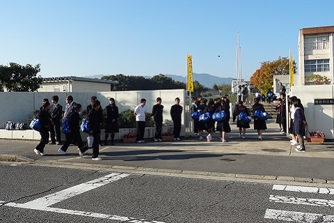 校門で朝のあいさつ運動の様子