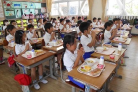 小学校の給食の様子の写真