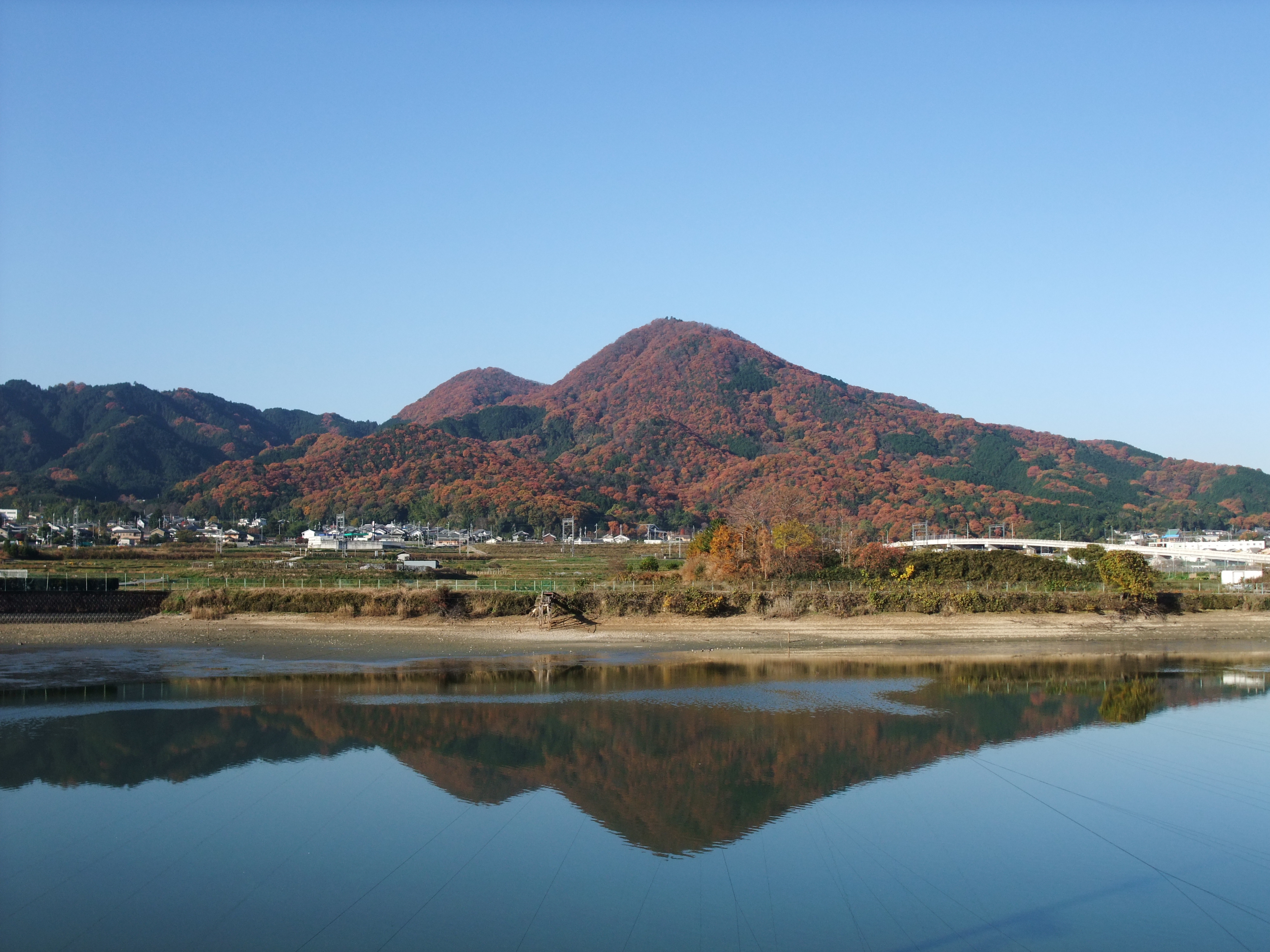 千股池に映る二上山