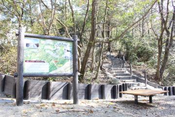 工事完了後の様子（看板と遊歩道）の画像