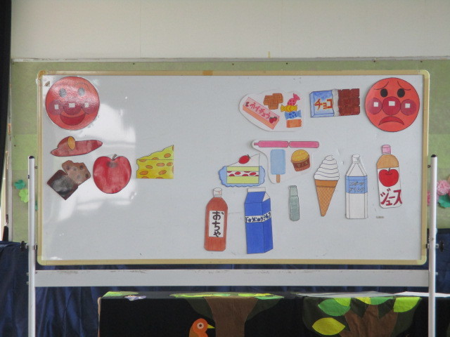 虫歯予防教室　「歯磨きだいすきアンパンマン」の大型紙芝居・食べ物クイズの画像2