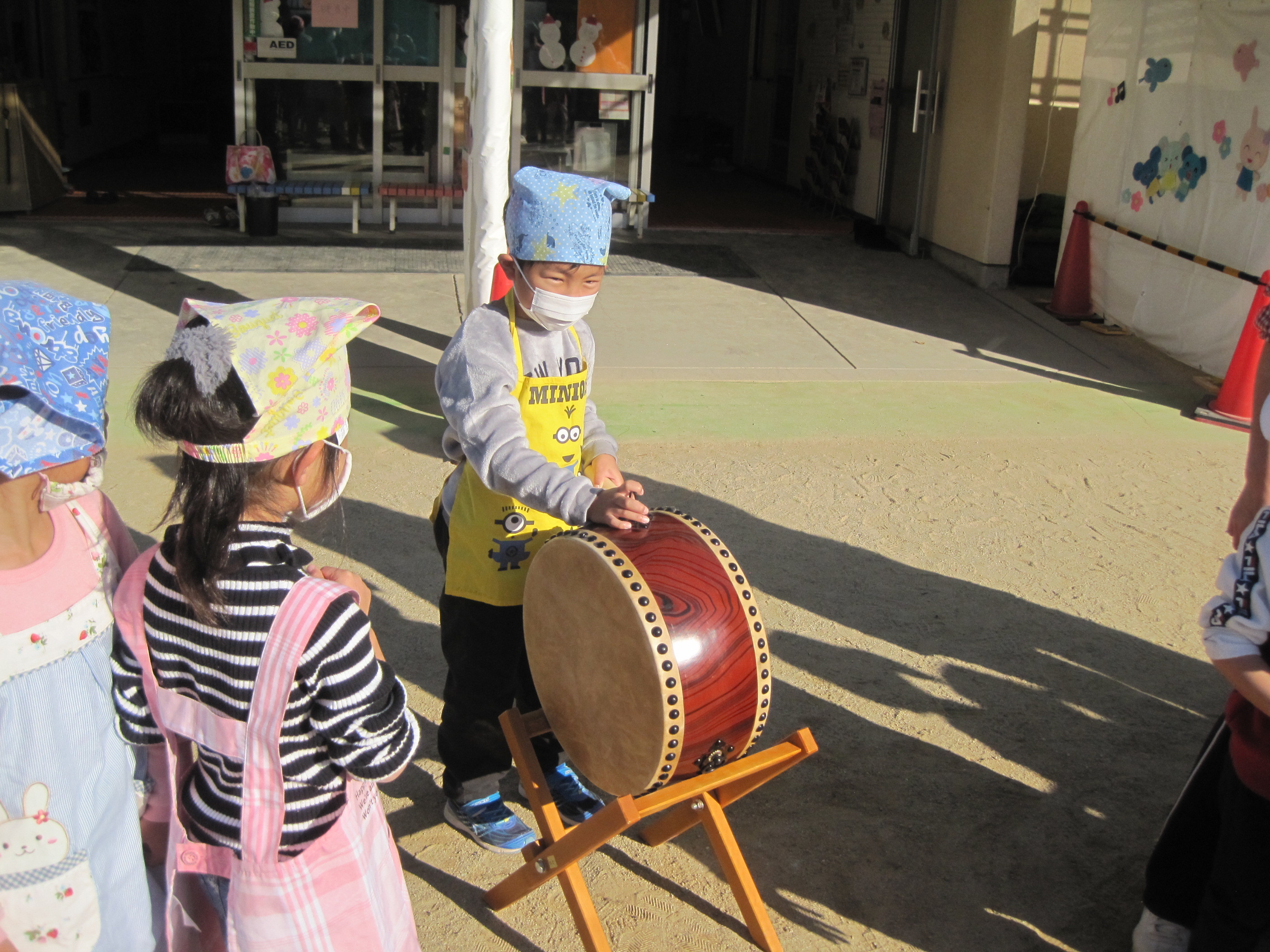 ​5歳児ひまわりぐみは順番に太鼓をたたいて音頭とりの画像