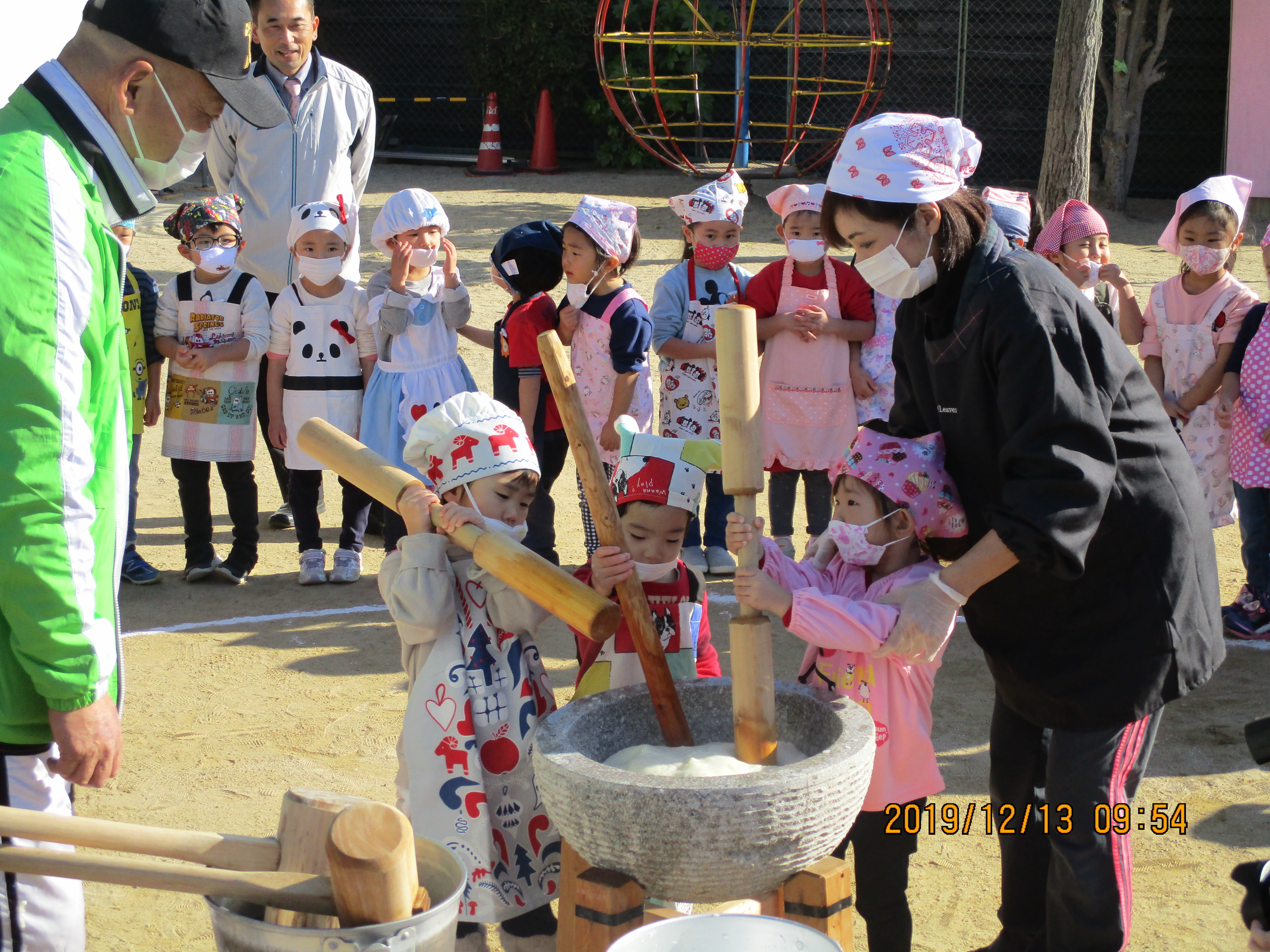 そして子どもたちの順番が回ってきました。「よいしょ！よいしょ！」ドキドキしながら、真剣な顔で一生懸命つきますの画像1