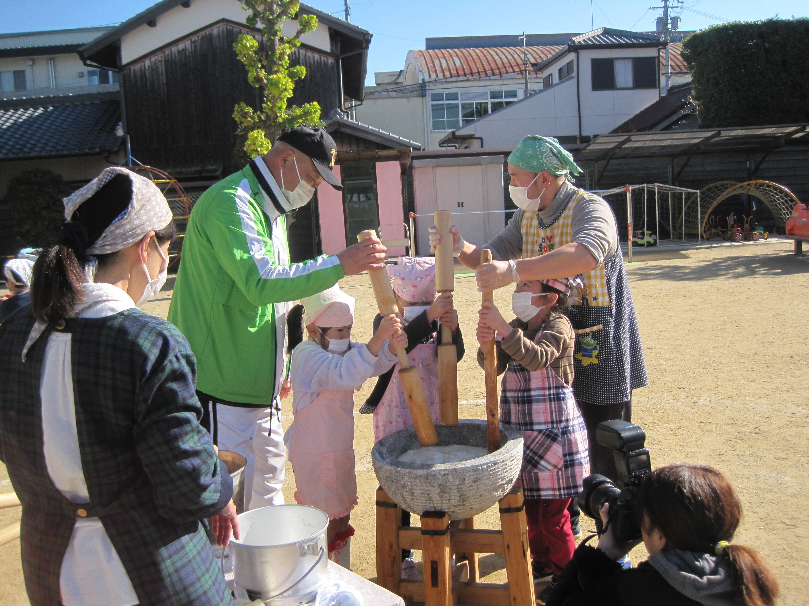 そして子どもたちの順番が回ってきました。「よいしょ！よいしょ！」ドキドキしながら、真剣な顔で一生懸命つきますの画像2