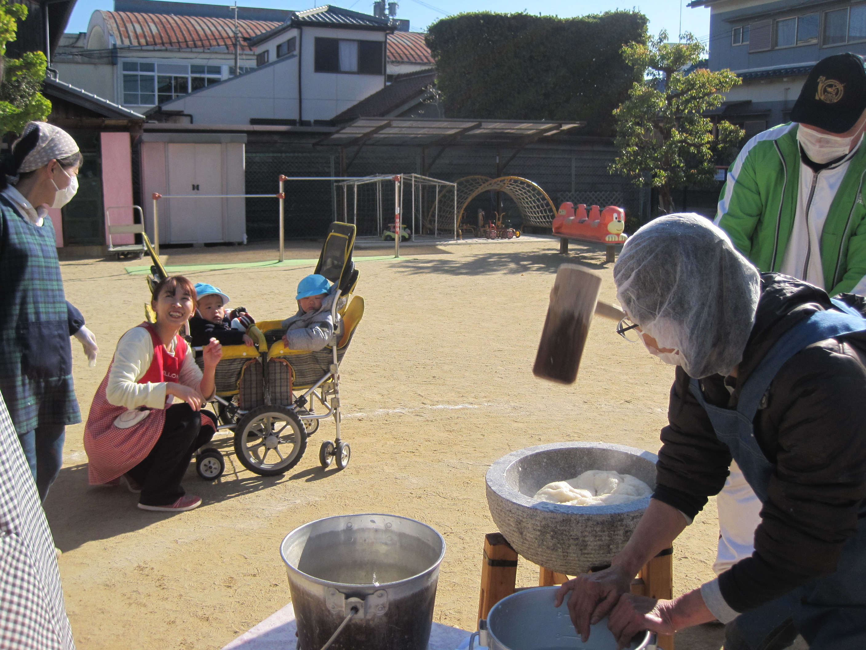 また、外でのお餅つきの様子も廊下やベビーカーから見ましたの画像1