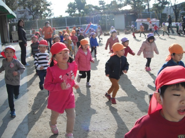 寒い冬の体力づくり！はしりっこをしています。(3，4，5歳児)の画像1