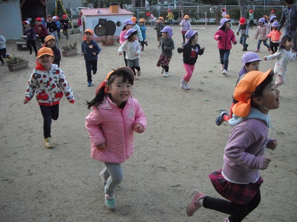 寒い冬の体力づくり！はしりっこをしています。(3，4，5歳児)の画像2