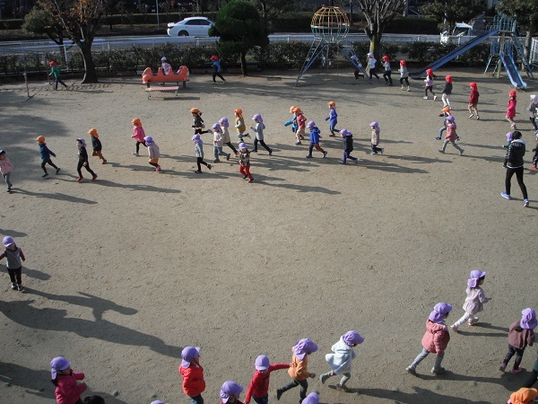 寒い冬の体力づくり！はしりっこをしています。(3，4，5歳児)の画像3