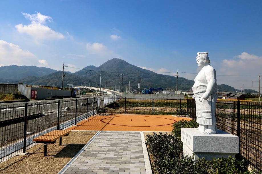 腰折田公園と二上山の画像