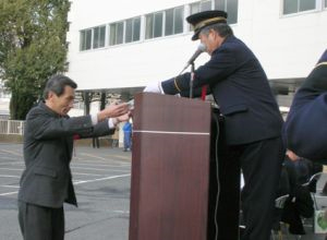 感謝状を授与している様子
