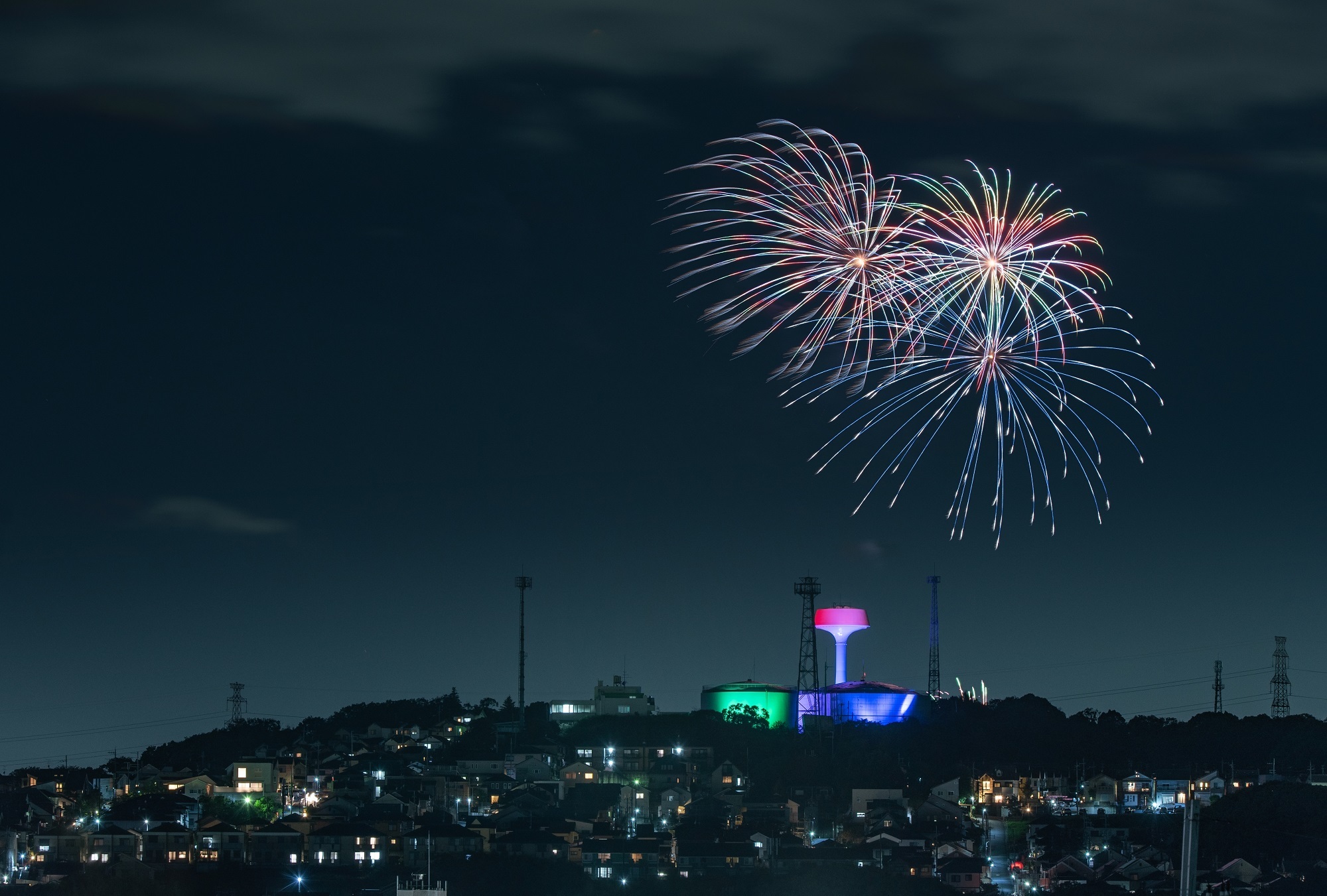 記念花火の打ち上げと上下水道部貯水タンクのライトアップを行いました！の画像2