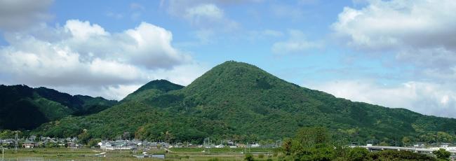 千股池からの遠望（香芝市良福寺）　撮影：香芝市二上山博物館