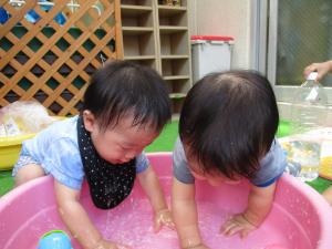 0歳児水遊び