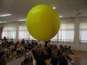 大きな風船がとんできた～