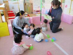 ０歳ひよこ組　風船やテープで遊ぶ様子