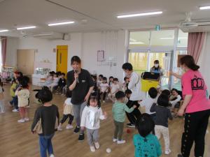 3歳追いかけ玉入れ