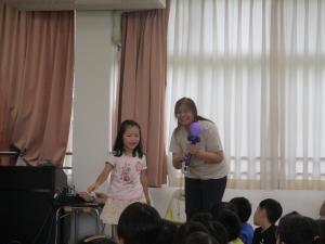 担任にハートのステッキを渡す４歳児