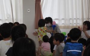 担任にハートのステッキを渡す２歳児