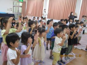「いかのおすし一人前」のダンスを踊る子どもたち