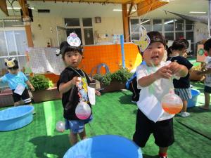 ヨーヨーを釣っている2歳児