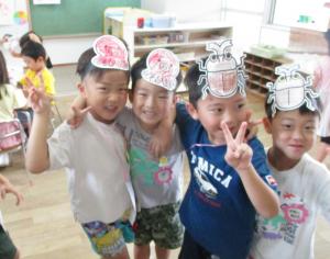 お面を被ってポーズを決める4歳児