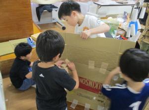 5歳児お店屋さん　製作している子どもたち