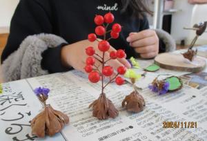 木の実を花に見立てる子ども